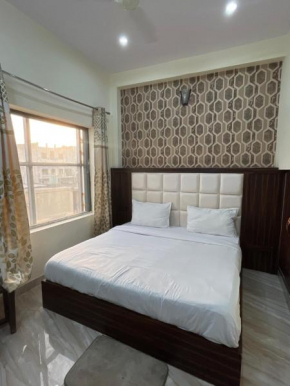 Hotel Snow White Budget Family rooms - In house parking - 5g wifi- Gyser facility